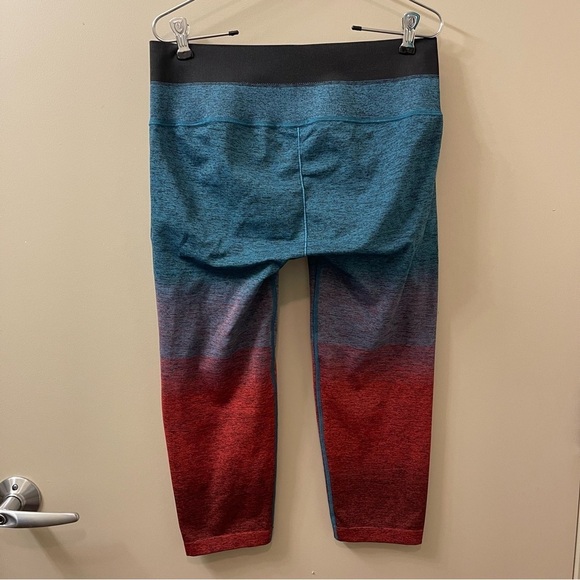 Athleta Relay Capri leggings size large seamless multicolor activewear colorful - Picture 8 of 9